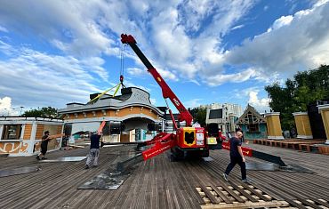 Монтаж домиков с помощью мини-крана Арлифт