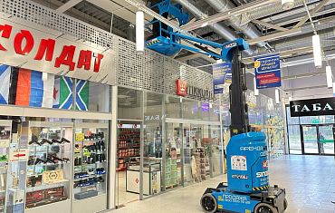 Мачтовый подъемник на работах в торговом центре